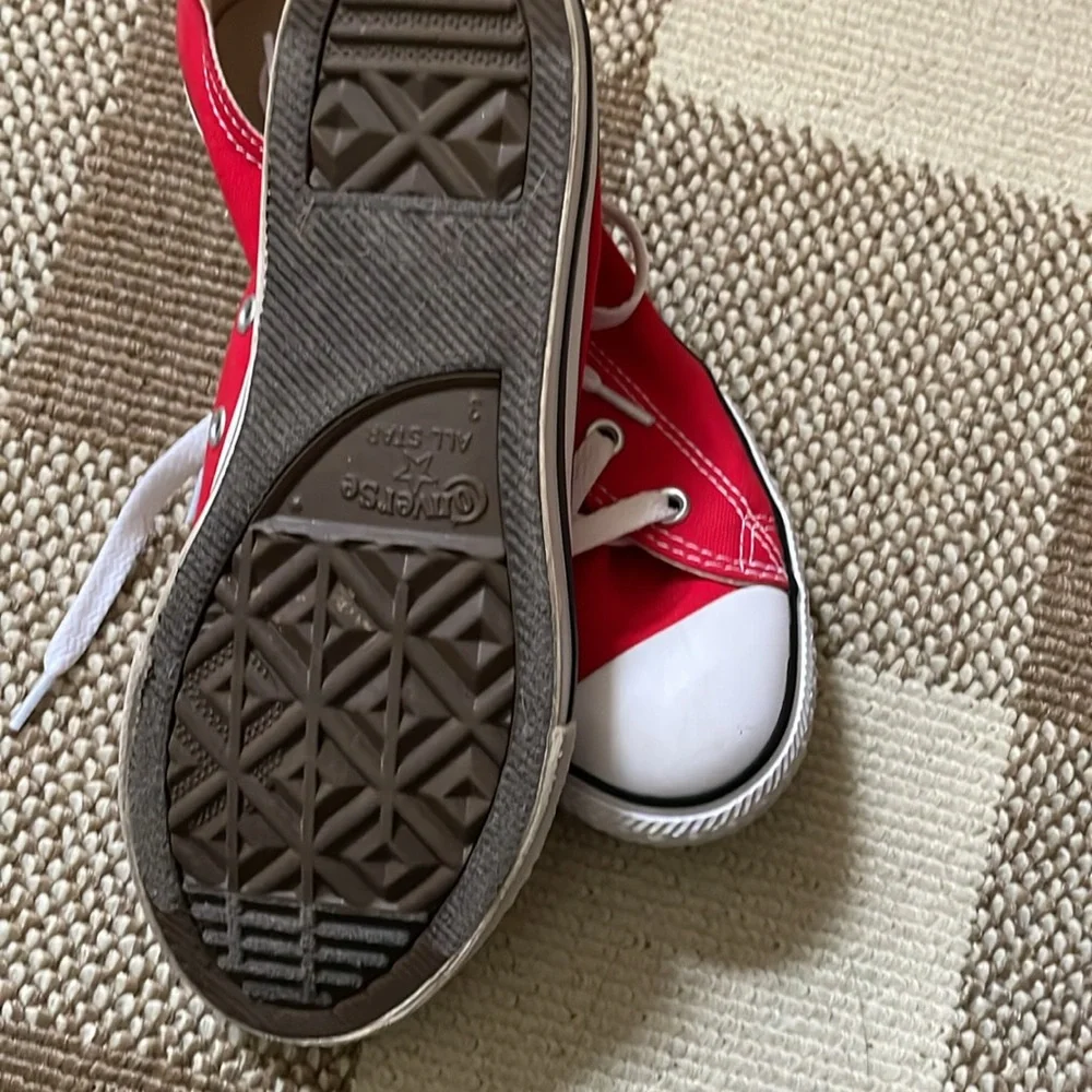 Perfect pair for your valentines outfit. Converse size 3 - Picture 3 of 3